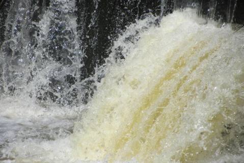 Пляж с искуственным водопадом