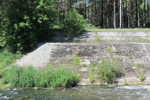 Пляж с искуственным водопадом