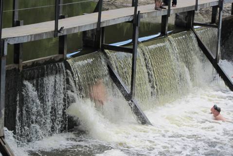 Пляж с искуственным водопадом