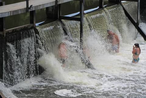 Пляж с искуственным водопадом